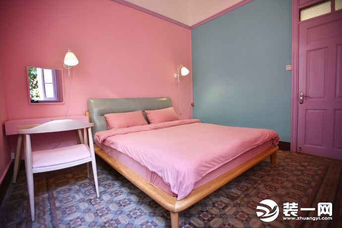 神秘色彩撞上粉色装饰 哪个卧室装修更有魅力?